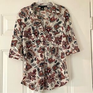 Short sleeve white blouse w/red/blue floral print